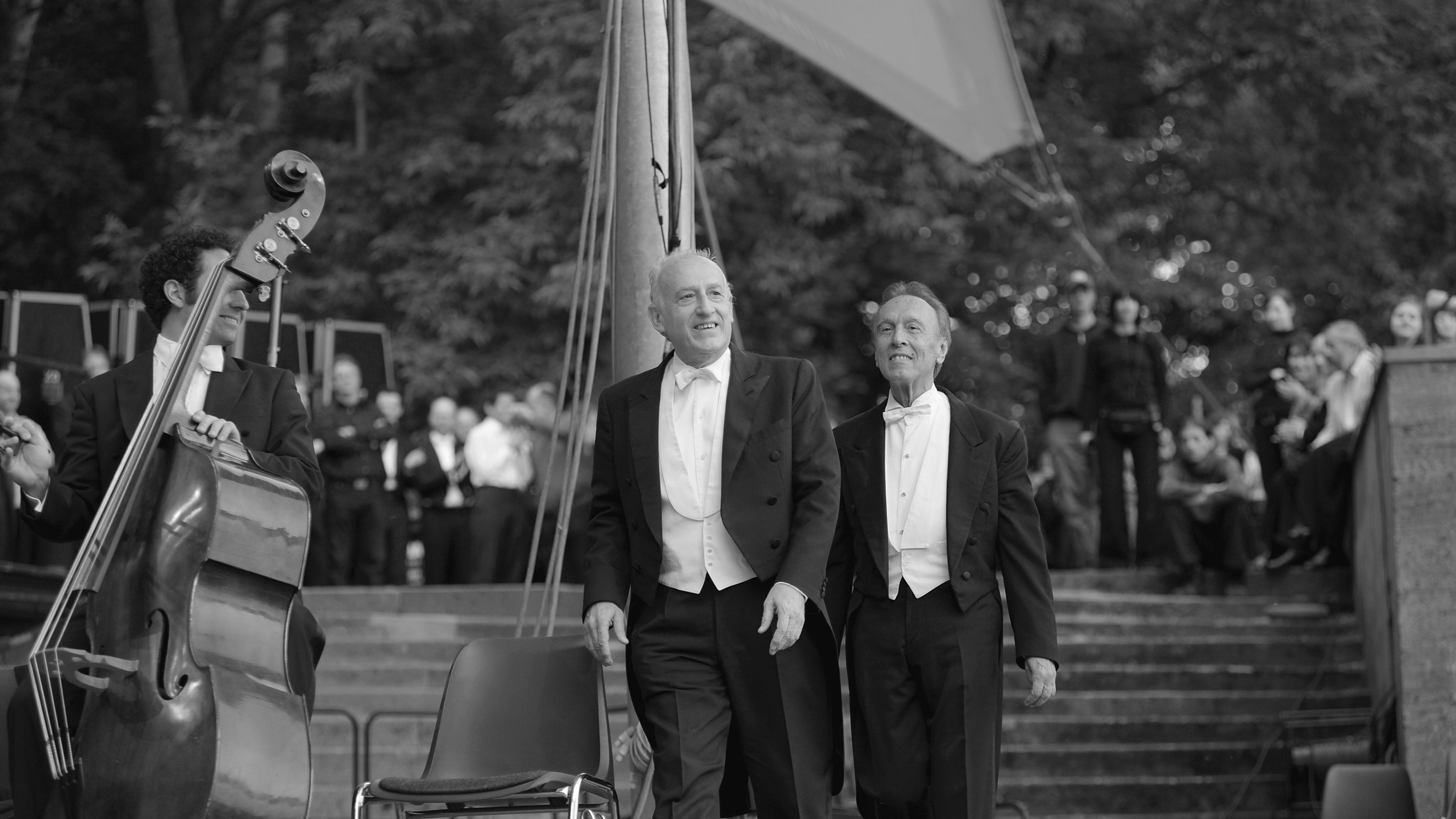 Maurizio Pollini und Claudio Abbado auf dem Weg zur Bühne in der Waldbühne Berlin